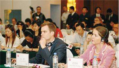 日語同聲翻譯一天要多少錢?翻譯團(tuán)隊(duì)要幾個(gè)人?